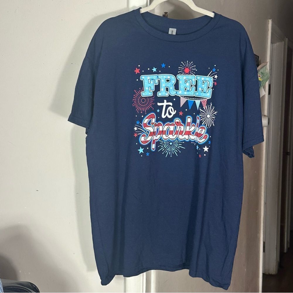 GILDAN  T SHIRT
Free to sparklin